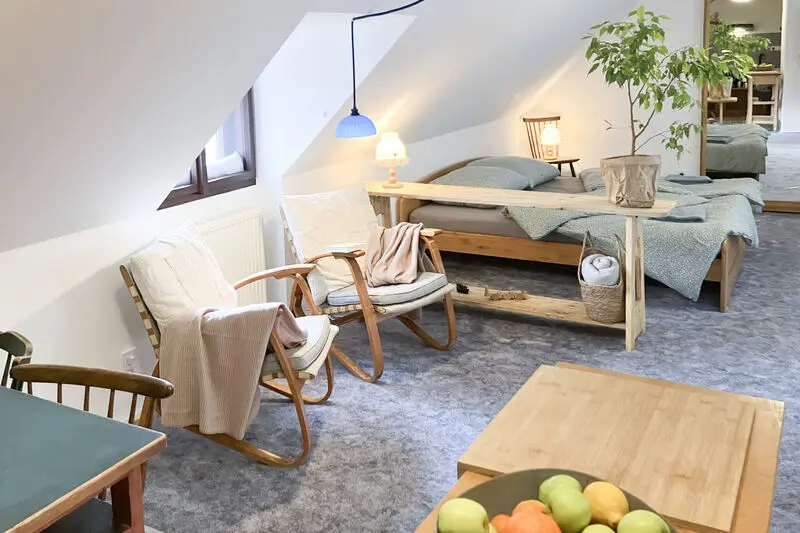 Křesla v odpočinkovém koutě apartmánu