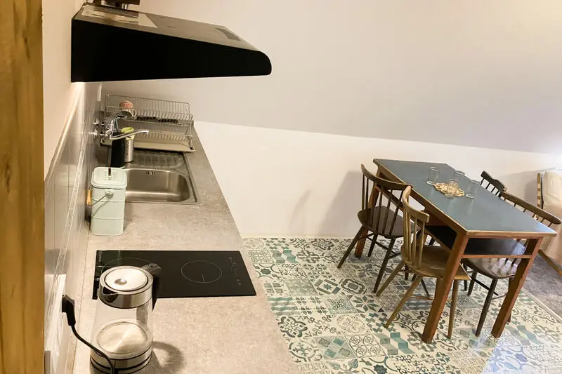 Plně vybavená kuchyňka s indukční varnou deskou